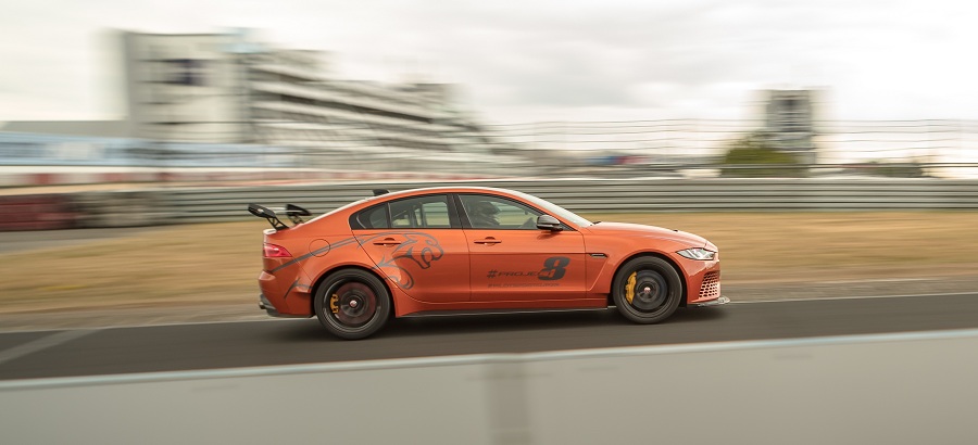 Jaguar XE Project 8 panning autoindica