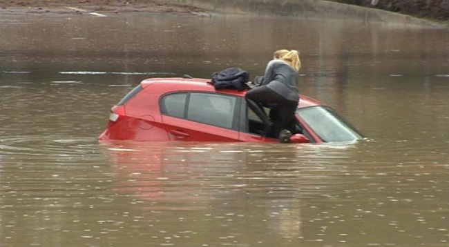 driving in flood water woman autoindica