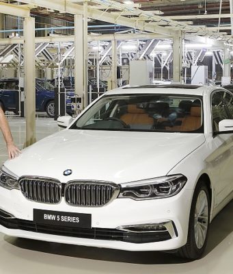 Mr. Thomas Dose, MD, BMW Plant Chennai with the BS VI diesel BMW 5 Series AutoIndica